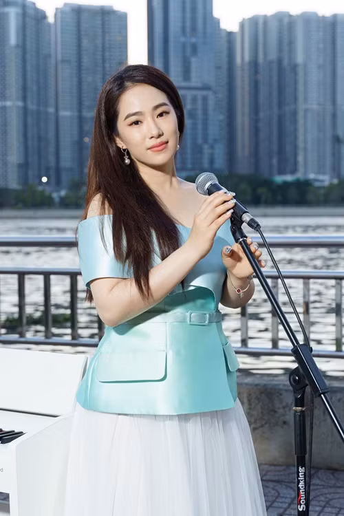 Sau 3 lần nhiễm COVID-19, Lương Bích Hữu thỉnh thoảng bị khó thở, hát hụt hơi, nốt cao không tốt như xưa. Một số khán giả không biết sự việc nên phàn nàn khả năng hát live của Lương Bích Hữu vào tháng 4/2022. Nữ ca sĩ mong được khán giả thông cảm. Ảnh: FBNV.