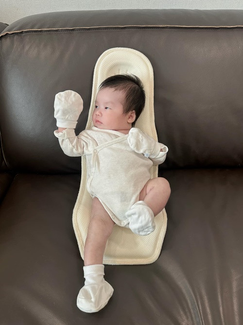 Cặp song sinh nhà Sam đã ngủ riêng. Vì vậy buổi tối, Sam thường xuyên cầm điện thoại để xem camera phòng các con.