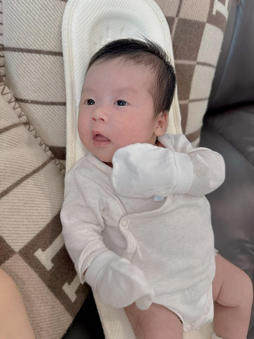 Sam hạnh phúc chia sẻ nhiều hình ảnh các con sau một thời gian giữ kín.