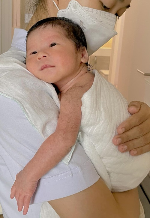 Cặp song sinh mang hai dòng máu: Việt - Hàn.