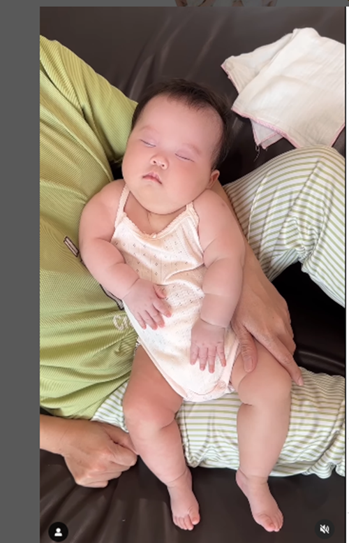 Con gái Sam trộm vía bụ bẫm, đáng yêu khi 3 tháng tuổi.