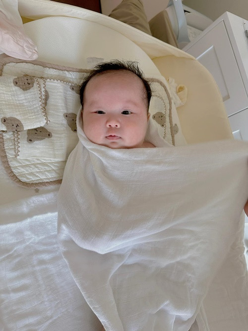 Bé Ijin sở hữu làn da trắng hồng.