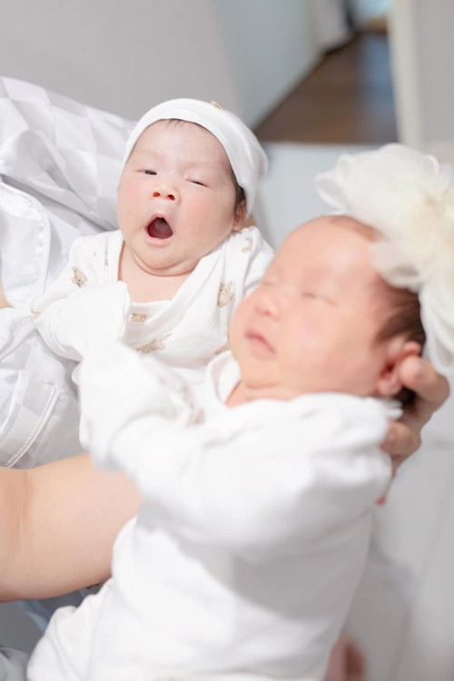 Cặp song sinh nhà Sam kháu khỉnh khi 1 tháng tuổi.