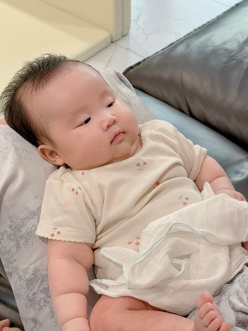 Sam cập nhật hình ảnh con gái Ijin kèm chú thích: "Mẹ nói nhìn con mẹ thèm ăn bánh bao quá! Ủa là sao dị ta".