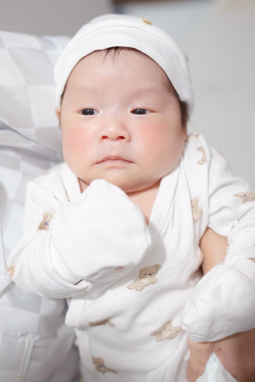 Sam chia sẻ, bé Ijun có nhiều nét giống bố.