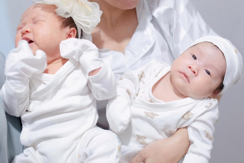 Con trai Sam trộm vía cũng bụ bẫm.