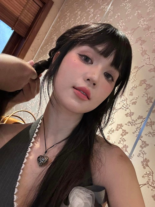 Nữ người mẫu thử nhiều phong cách từ trẻ trung đến cá tính, quyến rũ.