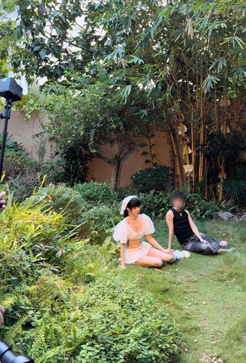 Nữ người mẫu được hướng dẫn tạo dáng trong bộ ảnh mới.