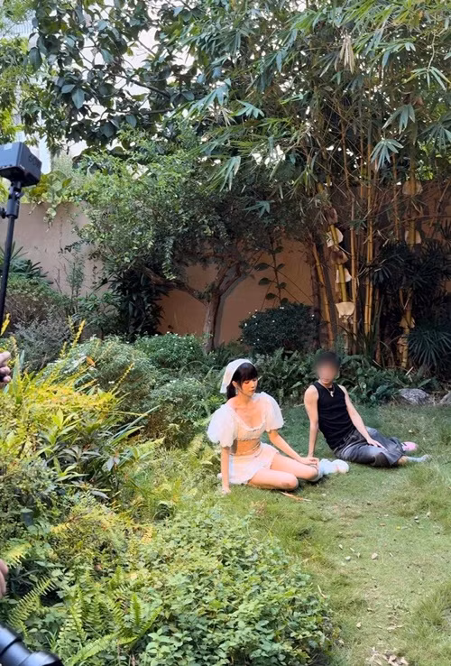 Nữ người mẫu được hướng dẫn tạo dáng trong bộ ảnh mới.