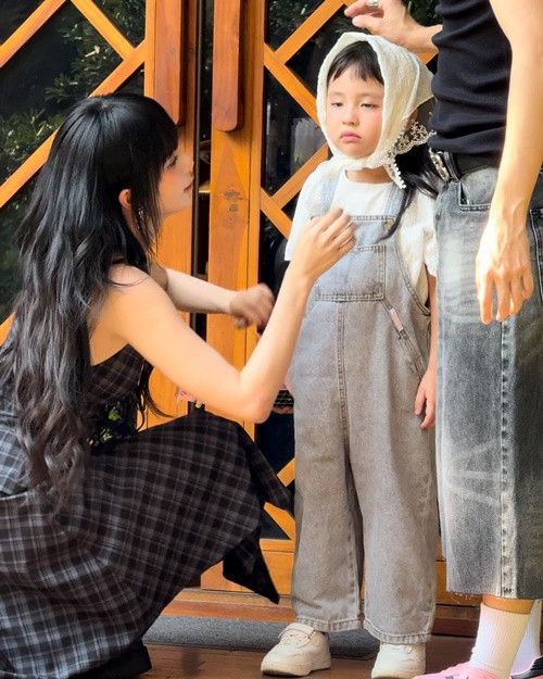 "Nữ hoàng nội y" Ngọc Trinh hiện tại dành nhiều thời gian cho công việc kinh doanh, chăm sóc con gái nuôi.