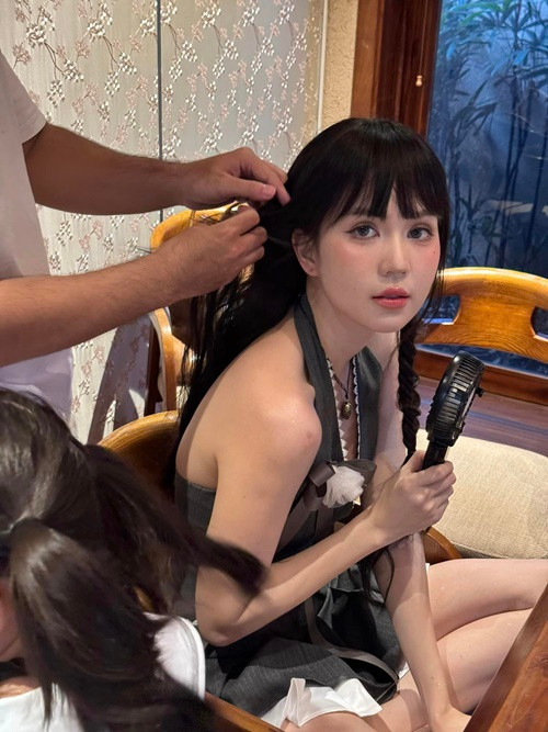 Ngoài các bộ ảnh, Ngọc Trinh thường xuyên chia sẻ những triết lý tình yêu.