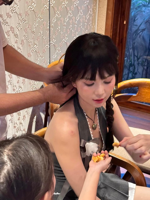 "Em có thể không tin vào người yêu, chỉ là hãy luôn tin vào tình yêu", cô viết trên trang cá nhân.