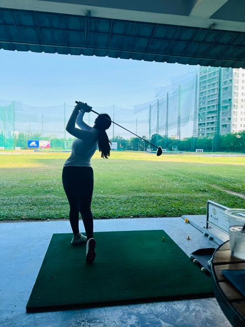 Nữ diễn viên nổi tiếng một thời tậu được biệt thự, xe hơi, thường xuyên đi du lịch, chơi golf. Ảnh: FBNV.