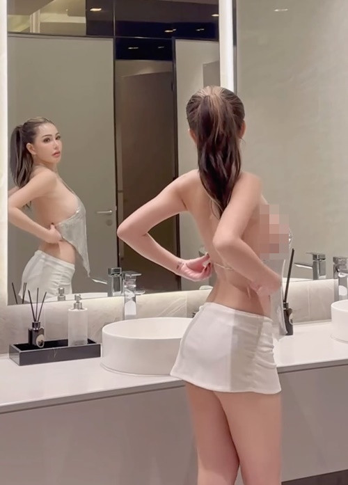 Tee Cha yêu thích trang phục ngắn cũn cỡn, thiếu vải.