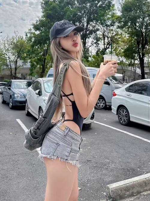 Cô nàng không ít lần bị chỉ trích mặc hở hang nơi công cộng.