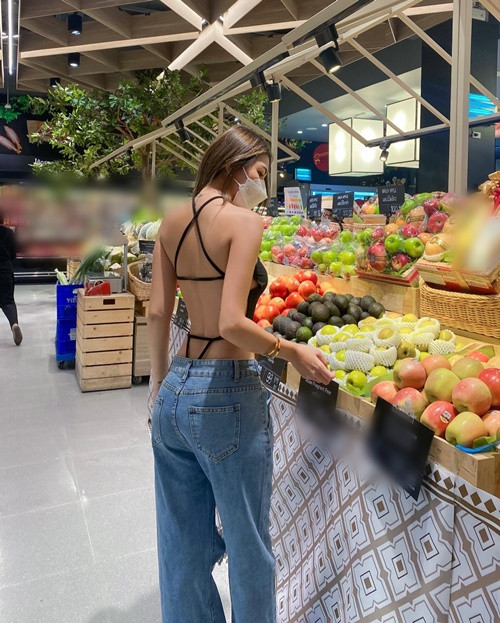 Phong cách thời trang hở bạo của cô nàng khiến nhiều người nhức mắt.