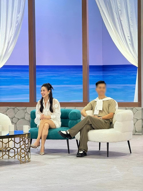 Trước đó, Midu bị soi vòng hai lùm lùm khi quay hình.