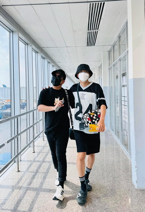 Trường Giang chia sẻ trên Saostar về việc vợ "ghen" với Ngô Kiến Huy: "Trong dàn nghệ sĩ quen biết của cuộc đời tôi, người ‘ăn tiền’ tôi nhiều nhất chính là Ngô Kiến Huy. Mỗi lần tôi đặt mua cá, vợ tôi lại hỏi: 'Cho anh Bắp (biệt danh Ngô Kiến Huy - PV) hả?'. Cô ấy hỏi với thái độ nghe chạnh lòng lắm". Còn Ngô Kiến Huy cho hay: "Tôi đã bị Nhã Phương 'cấm cửa' rồi mọi người ạ. Chính vì tấm hình của anh Kiều Minh Tuấn, một lần nữa tôi bị ghép vào tội 'Tuesday' (người thứ ba - PV). Hết được tặng cá luôn". Ảnh: FBNV.