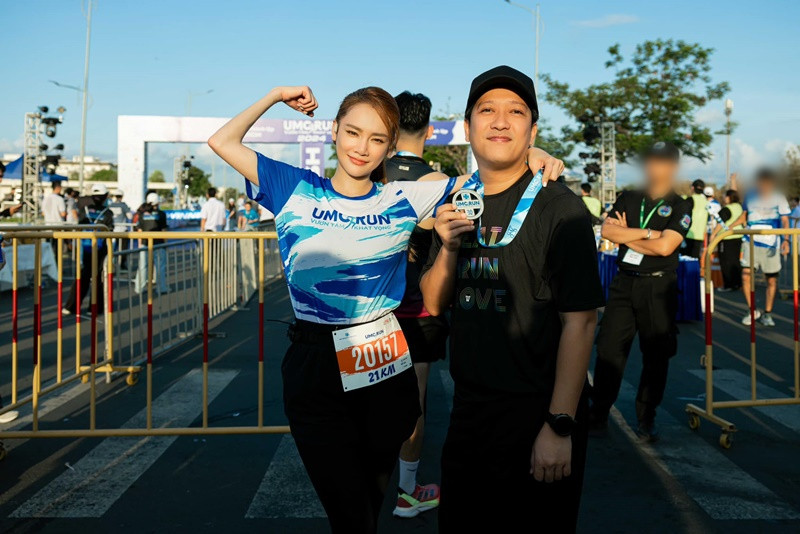 "Cảm ơn ba Tí đã thức dậy thật sớm để kịp đón mẹ Bi ở vạch đích và nhận món quà sinh nhật cực kỳ tâm huyết này của mẹ Bi. Yêu thương ba Tí thật nhiều”, Nhã Phương chia sẻ. Ảnh: FBNV.