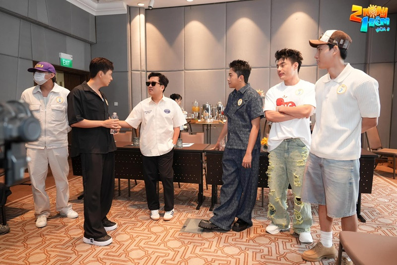 "Ở với vợ ăn ức gà, ở với bé ba ăn gà rán. Là sao Ngô Kiến Huy? Thuyết âm mưu gì đây", Nhã Phương hài hước viết. Ảnh: FBNV.