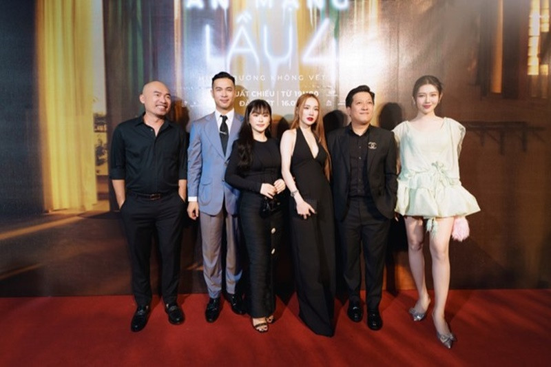 Trường Giang, Thúy Ngân, Tiến Luật và Trương Thế Vinh thân thiết khi cùng tham gia chương trình 7 nụ cười xuân. Ảnh: Hoa Học Trò.