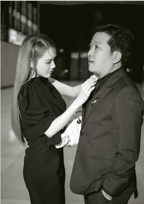 Gần đây, đăng ảnh được Nhã Phương ân cần chỉnh sửa trang phục, Trường Giang viết: "Hậu phương vững chắc". Ảnh: FBNV.