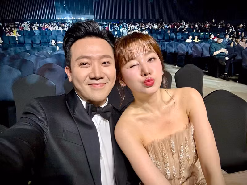 Nữ ca sĩ ở phía sau động viên chồng làm các phim Bố già, Nhà bà Nữ, Mai.