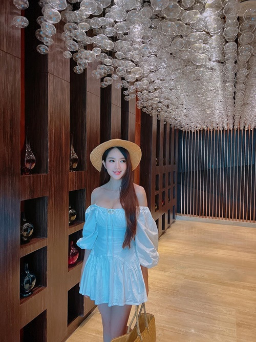 Vợ Lý Hải không mặc gợi cảm quá đà.