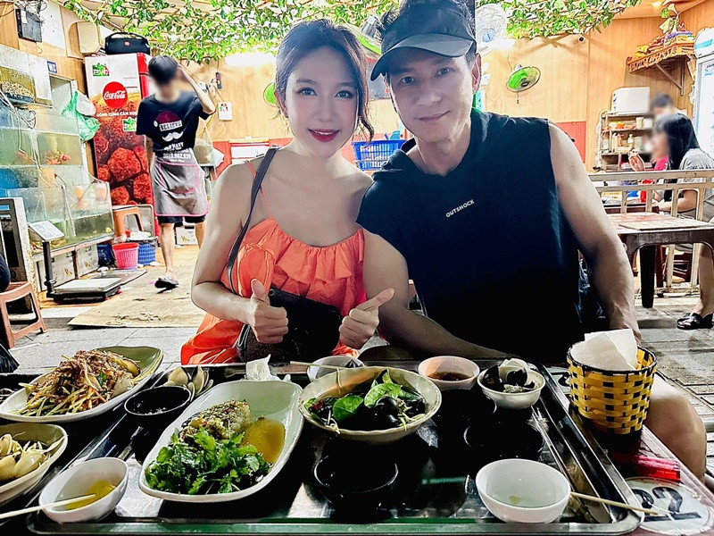 Minh Hà không chỉ trẻ đẹp mà còn giỏi giang. Cô hỗ trợ Lý Hải làm series phim Lật mặt đình đám.