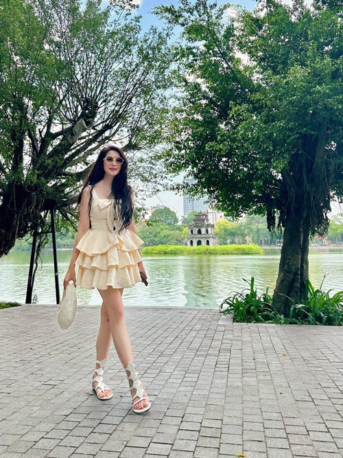 Vợ Lý Hải có phong cách thời trang đa dạng.