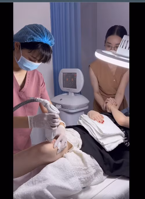 Ngọc Trinh thú nhận cô chịu đau kém bởi vậy khi trị sẹo, chân dài gốc Trà Vinh tỏ ra khá đau đớn.