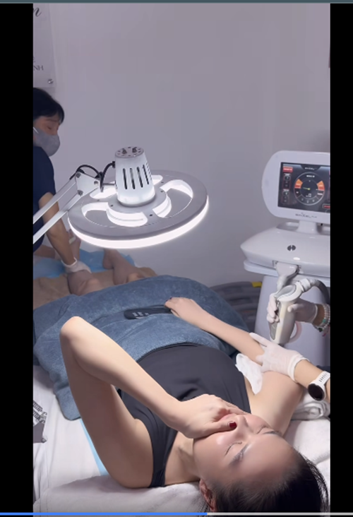 Ngọc Trinh chia sẻ, sau khoảng 3 lần trị sẹo, cô mới bớt cảm thấy đau.