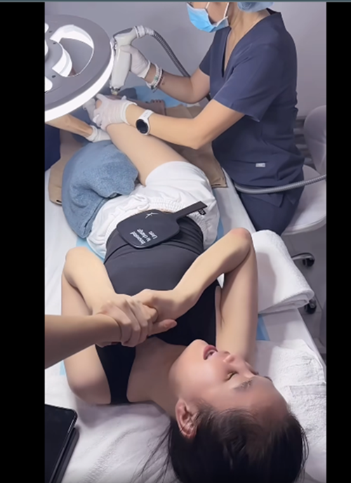 Để Ngọc Trinh bớt đau đớn, Minh Phương - quản lý Ngọc Trinh nắm tay động viên nữ người mẫu.