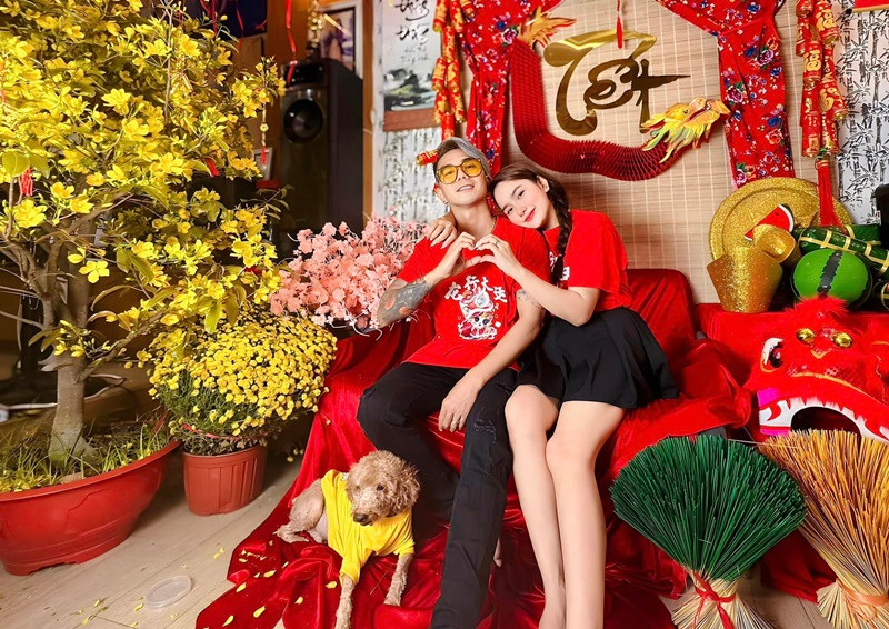 Khánh Đơn và Huỳnh Như kết hôn vào năm 2018. Cặp đôi hiện tại có hai con chung.