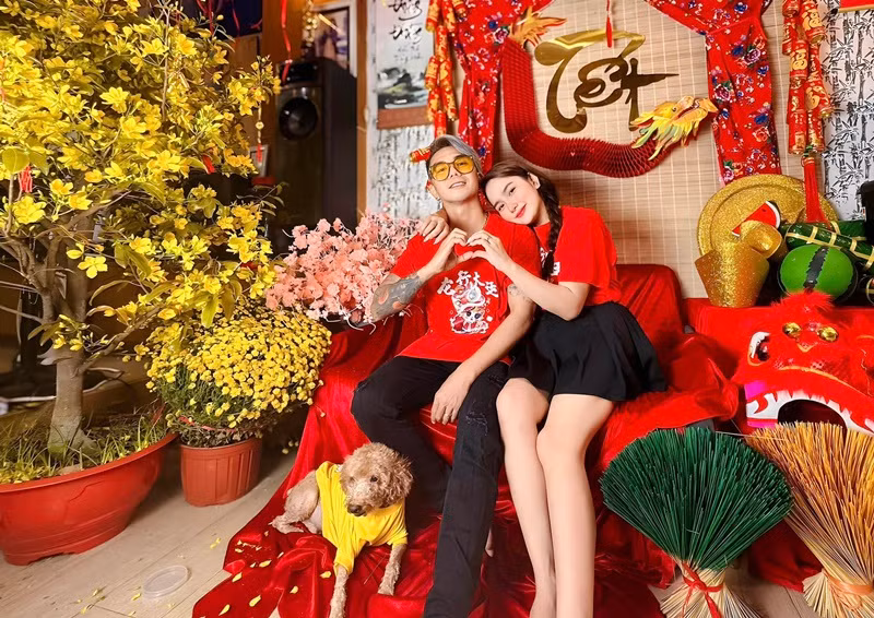 Khánh Đơn và Huỳnh Như kết hôn vào năm 2018. Cặp đôi hiện tại có hai con chung.