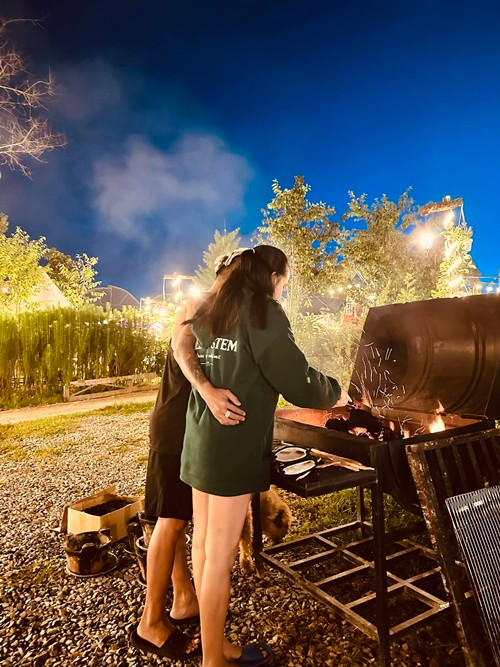 Trong cuộc phỏng vấn với Arttimes, Huỳnh Như cho biết, chồng hiện tại là một phiên bản tốt nhất trong đời. Trong mắt cô, Khánh Đơn sống trách nhiệm, thương vợ, thương con, rất nhẹ nhàng với gia đình.