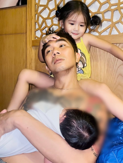 Khánh Đơn không ngại ngần gội đầu cho vợ, phụ vợ chăm sóc và chơi với con, tặng vợ nhiều món quà giá trị, sẵn sàng nấu ăn, dọn dẹp.