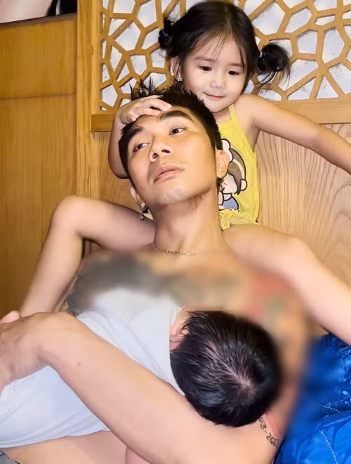 Khánh Đơn không ngại ngần gội đầu cho vợ, phụ vợ chăm sóc và chơi với con, tặng vợ nhiều món quà giá trị, sẵn sàng nấu ăn, dọn dẹp.