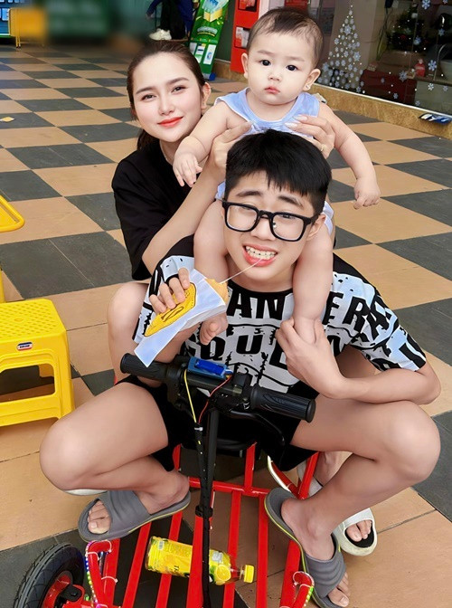 “Bé Đông Đông gọi Như là mẹ, tình cảm giữa 2 mẹ con Như rất tốt, con cũng ra dáng anh lớn trong nhà, biết nhường nhịn, có gì đồ chơi đẹp hay quà bánh ngon đều chia phần cho em nhỏ”, Huỳnh Như chia sẻ trong cuộc phỏng vấn với Người Đưa Tin.