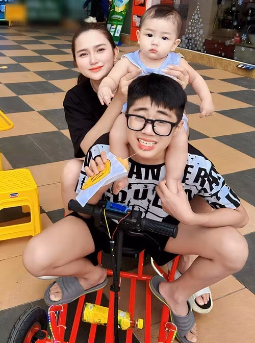 “Bé Đông Đông gọi Như là mẹ, tình cảm giữa 2 mẹ con Như rất tốt, con cũng ra dáng anh lớn trong nhà, biết nhường nhịn, có gì đồ chơi đẹp hay quà bánh ngon đều chia phần cho em nhỏ”, Huỳnh Như chia sẻ trong cuộc phỏng vấn với Người Đưa Tin.