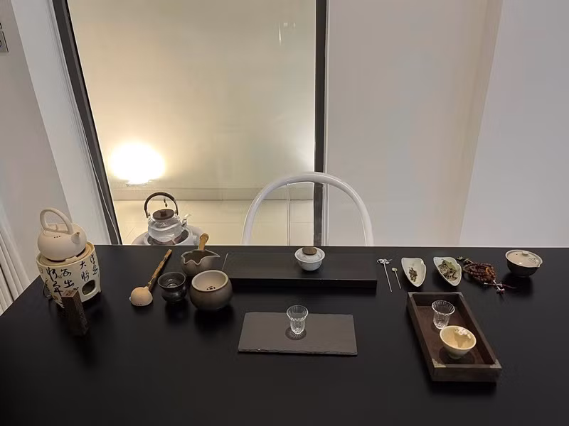 Thủy Tiên chia sẻ hình ảnh bàn trà.