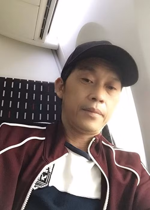 Chia sẻ clip của Hoài Linh, Dương Triệu Vũ bày tỏ: "Sáng nay có một trang online đăng tin anh Hoài Linh bị đột quỵ và đang nguy kịch…. Có thể không qua nổi. Tội nghiệp ông anh mình. Ổng làm cái video cho mọi người yêu thương an tâm. Không biết đưa thông tin sai lệch dẫn dắt như vậy trang tin có bị phạt không ta?". Ảnh: FBNV.