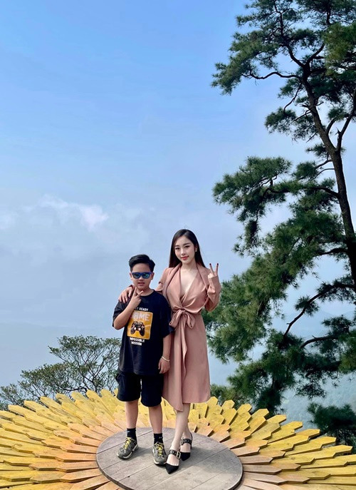 Tuyết Nhung tỏ ra thân thiết với con trai riêng của TiTi.