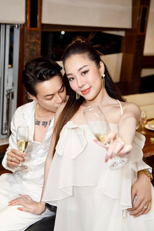 Vợ chồng TiTi tình tứ trên du thuyền.