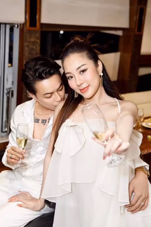 Vợ chồng TiTi tình tứ trên du thuyền.