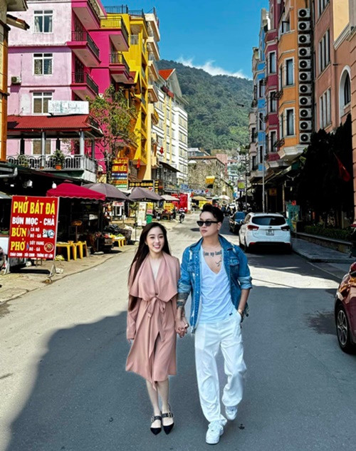 TiTi mang theo con trai riêng trong chuyến du lịch.