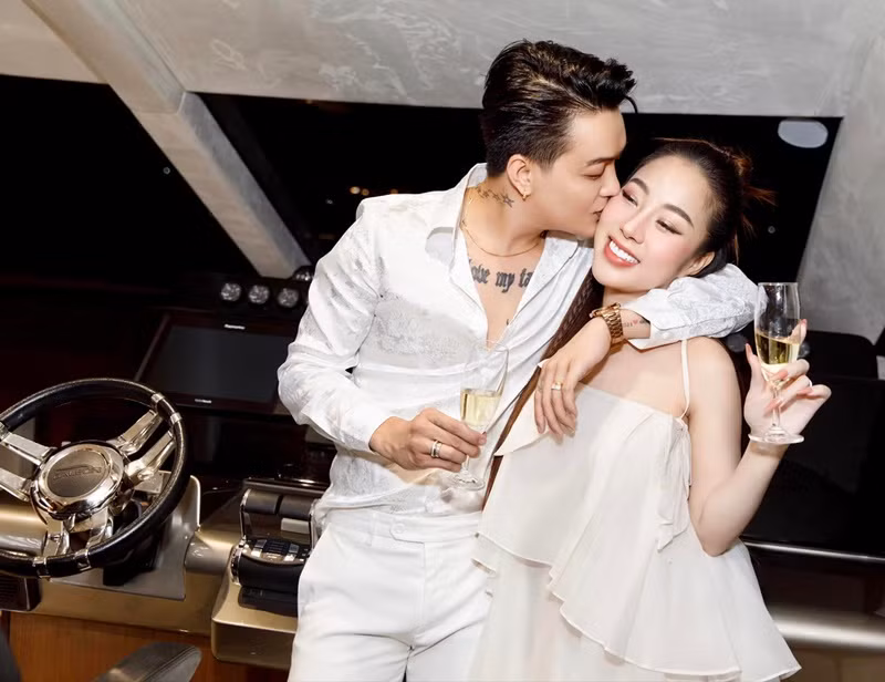 Sau khi về chung một nhà, trên trang cá nhân, Tuyết Nhung và TiTi thường xuyên đăng tải hình ảnh bên nhau.