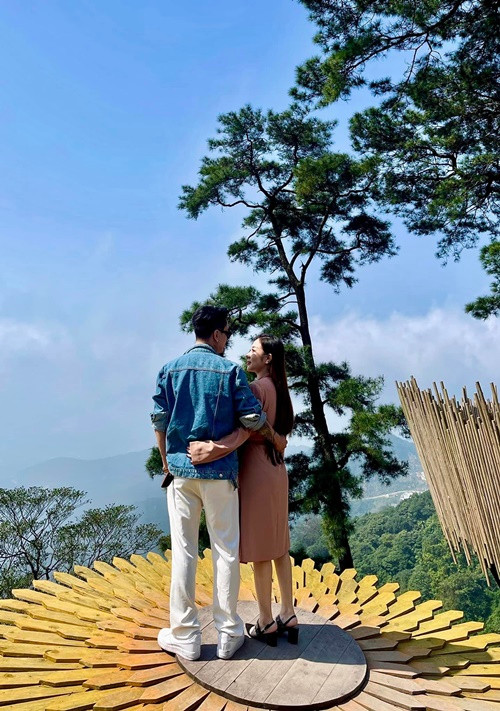 Trước đám cưới, vợ chồng nam ca sĩ đi du lịch.