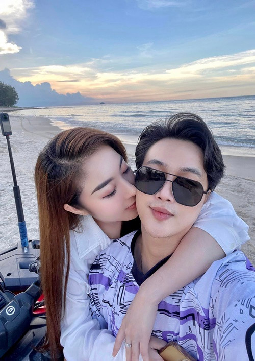 Trước đó, Tuyết Nhung vướng nghi vấn mang thai vì liên tục diện trang phục rộng. Ngoài ra, khi tổ chức hôn lễ vào tháng 4 vừa qua, vợ TiTi luôn đặt tay che khéo vòng 2.