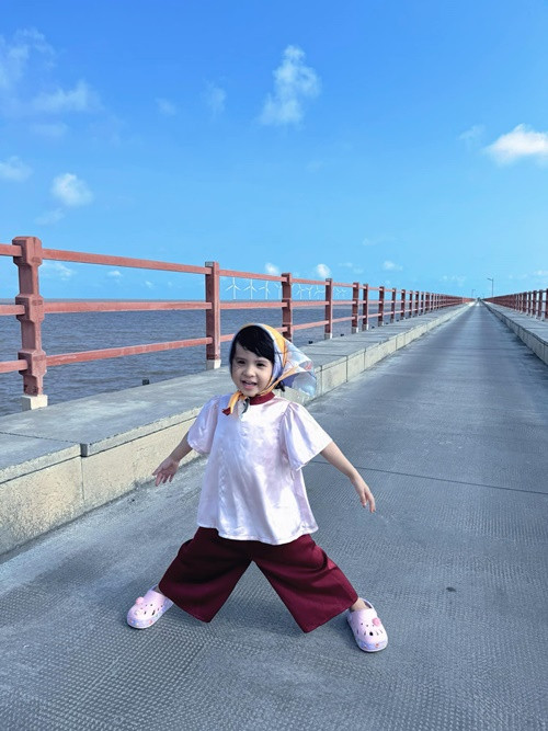 Nhờ vẻ ngoài xinh xắn, bé Sol đóng phim, làm người mẫu ảnh.